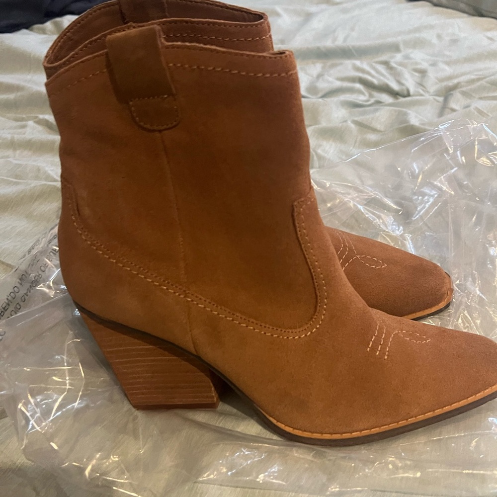 NWOT Women's Tan Ankle Boots